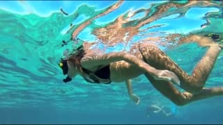 Questa dolce donna si diverte a stare in topless