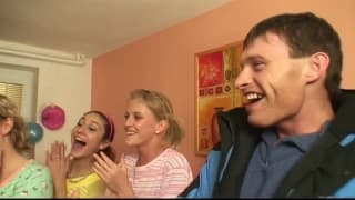 Un'orgia di compleanno per questa bionda Un'orgia di compleanno per questa bionda