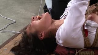 Nyssa Nevers viene sottomessa e gode