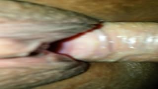 Questa figa nera si fa filmare da vicino