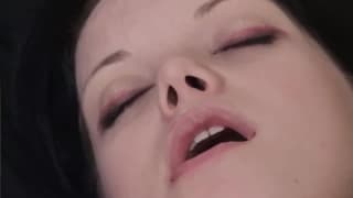 Questa ragazza sa come usare il suo dildo