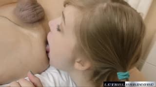 Giovane rossa vuole ingoiare sperma Giovane rossa vuole ingoiare sperma