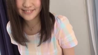 Una bella asiatica con la figa rasata