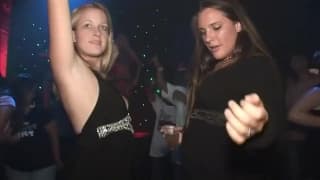 Questa tipa cerca di eccitarci a letto oggi