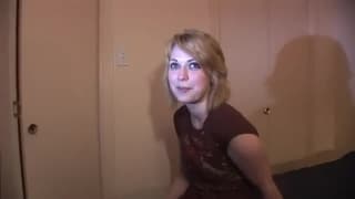 Questa bella troia bianca ama spogliarsi