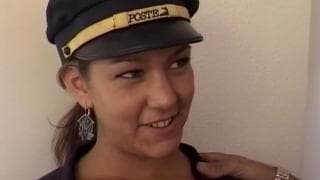 Lui la scopa mentre lei è in uniforme Lui la scopa mentre lei è in uniforme