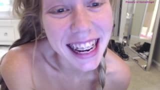 Questa calda biondina si tocca in webcam