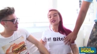 Una troia dai capelli viola ne prende due