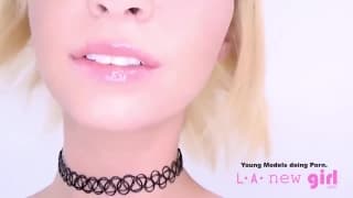 Una bella biondina pronta per sentirlo in bocca e non solo