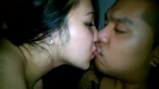 Una ragazza mora si diverte con un nero