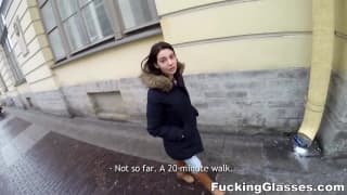 Le chiedono un'informazione. Finisce a casa con lui e scopano. Le chiedono un'informazione. Finisce a casa con lui e scopano.