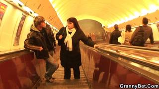 Una tettona matura lo rimorchia sulla metro Una tettona matura lo rimorchia sulla metro