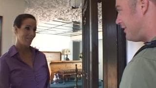 Brunetta che ama il cunnilingus e il sesso si scopaquesto maschio