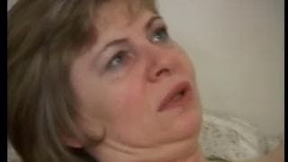 Una bionda matura gode con il nipote Una bionda matura gode con il nipote