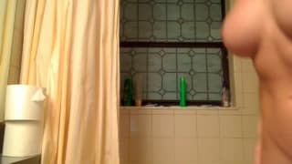 Questa tettona si fa chiavare sotto la doccia