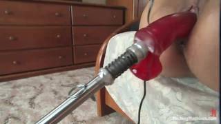 Sandra è una calda mora che ha tanti sextoy da usare