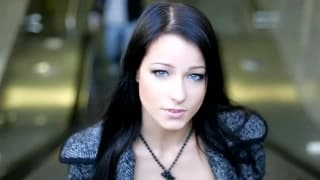 Questa mora ci seduce con il caldo corpo