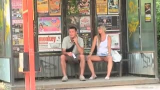 Lei ama fare sesso orale con lui per strada