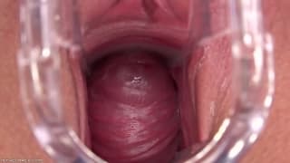 Una mora eccitata usa il suo vibratore