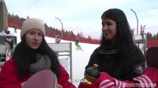 Tante scopate con questa troia sulla neve