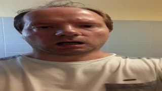 Lui si fa una sega in bagno per noi