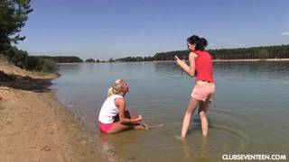 Due belle teenagers che si accarezzano e si leccano a vicenda al mare. Due belle teenagers che si accarezzano e si leccano a vicenda al mare.