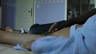 Lei indossa un perizoma mentre lo cavalca