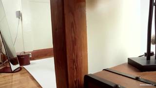 Brad prende in mano il cazzo e lo sega