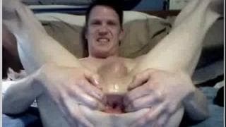 Lui ama farsi infilare degli oggetti dentro il culo