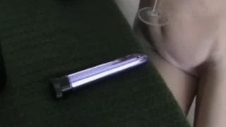 Questa bionda usa un dildo come se fosse un cazzo