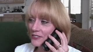 Una vecchia bionda amatoriale lo scopa con la bocca