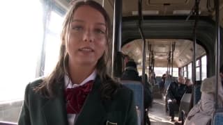 Ragazza lo prende da passeggero sul bus Ragazza lo prende da passeggero sul bus