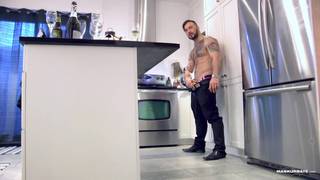 Manuel Deboxer si sega in questa scena