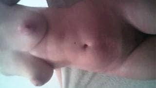 Lei ci mostra le tette dopo la doccia