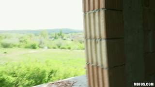 Una Jessica Malone che mangia il cazzo all'aperto !