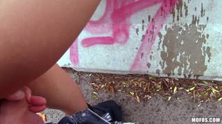 Biondina dalle belle tette scopa all'aperto