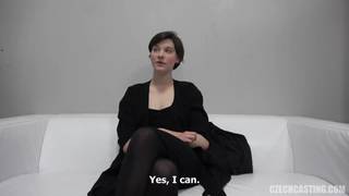 Anna inizia a succhiare il cazzo durante un casting porno