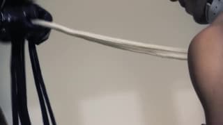 Guarda questa bella dominatrice in azione