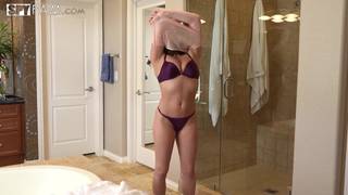 Christiana Cinn scopa il fratellastro