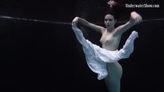 Ragazza rossa si esibisce sottacqua Ragazza rossa si esibisce sottacqua