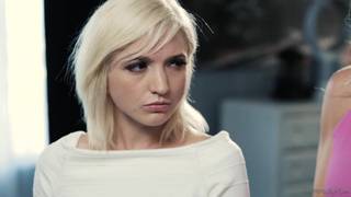 Mi sono trovata tra due donne mature per scopare !