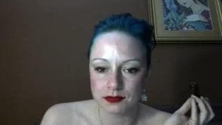 Una donna matura con i capelli blu si scopa il culo