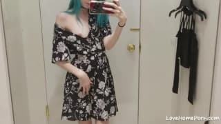 Ragazza si masturba in un camerino