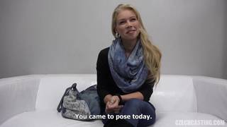 Ragazza cece si spoglia ad un casting