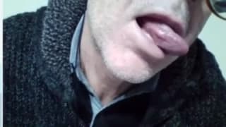 Questo gay amatoriale si sega e si filma