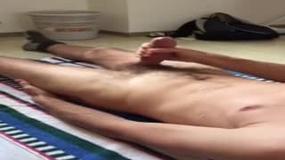 Guarda la sua tecnica mentre si sega