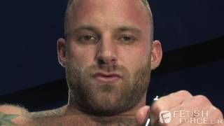 Derek Parker infila un tubo nel suo cazzo