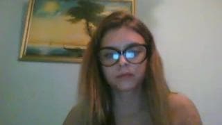 Bionda con le tette piccole si esibisce