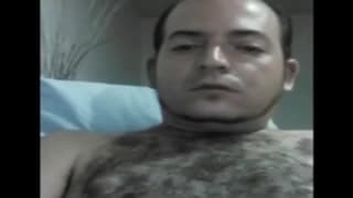 Ecco il suo petto peloso mentre si sega