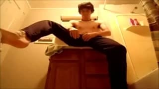 Questo gay si eccita toccandosi il cazzo